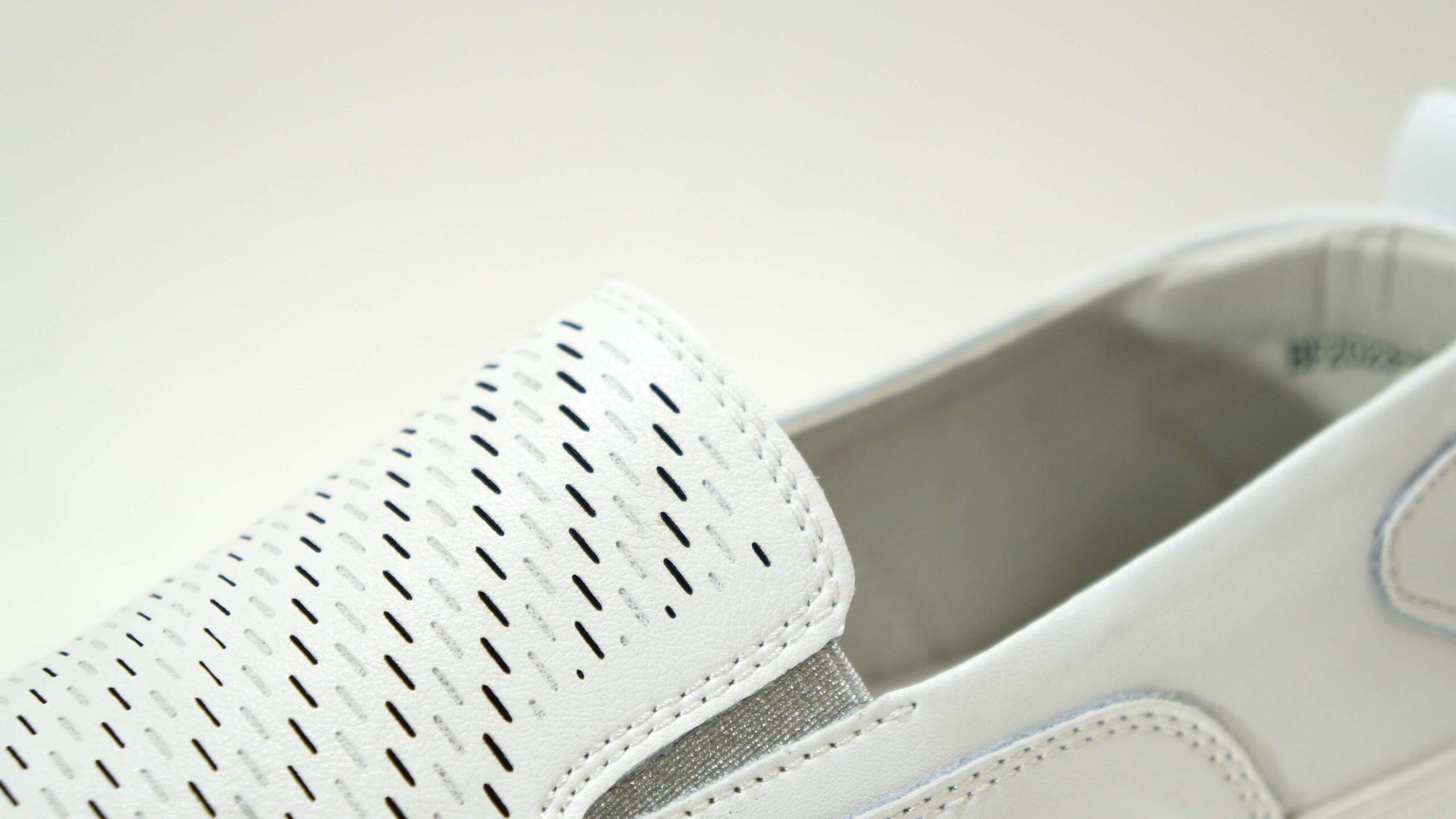 Balti odiniai vasariniai batai moterims ZOJAS