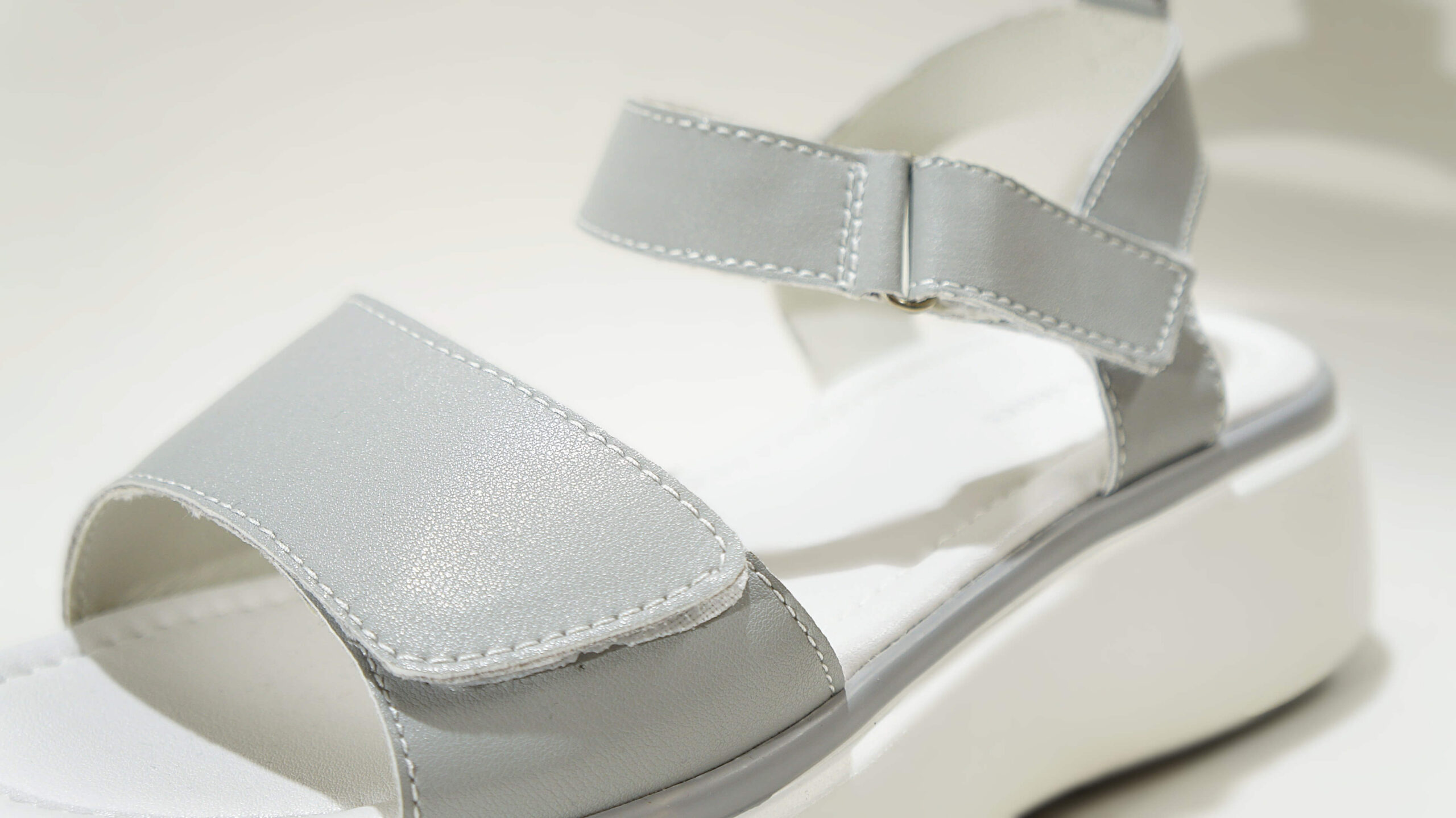 Odinės basutės moterims ZOJAS su platforma