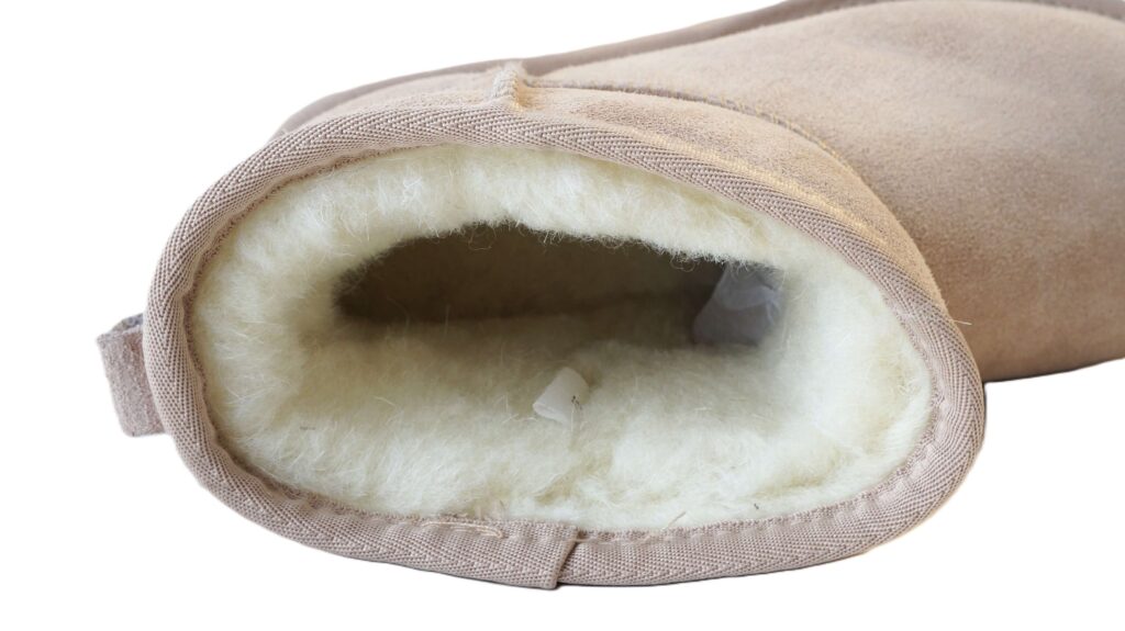 Natūralios avies vilnos pašiltinimas žieminiuose UGG stiliaus batuose